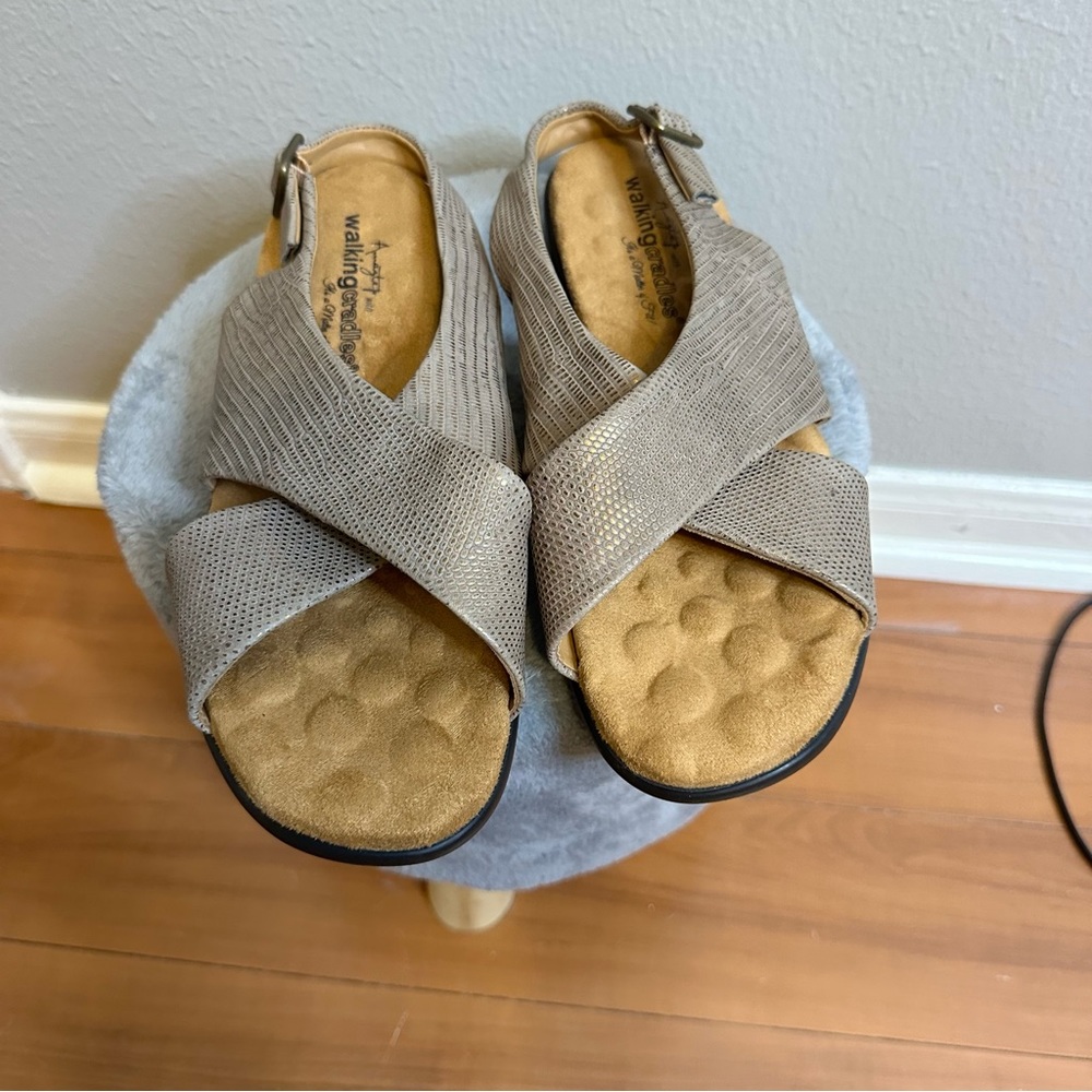 Walking Cradles gold lighweight comfort sandals womens size 8.5
